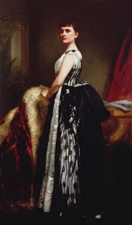 Portret van een jonge vrouw in een gestreepte jurk, staand in een interieur